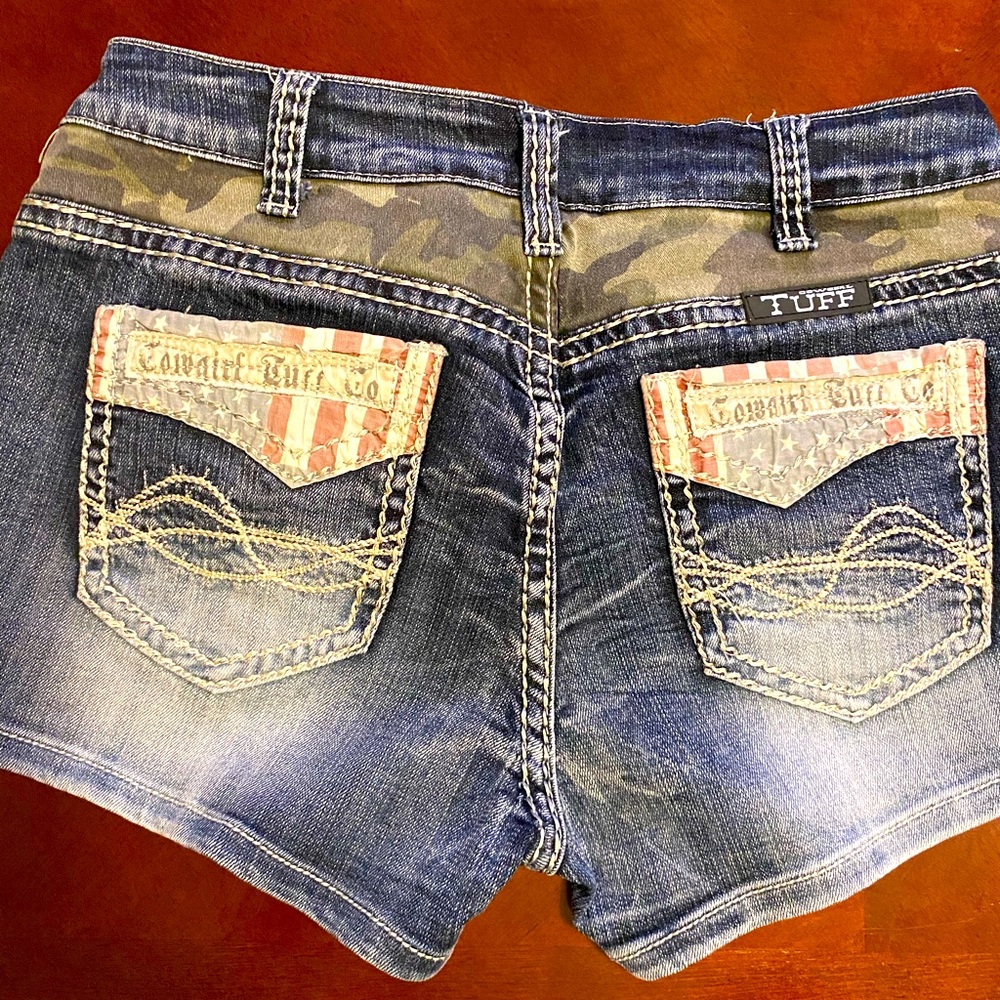 Nearly new shorts. Camouflage on top of the back of shorts. Super cool jeanshort